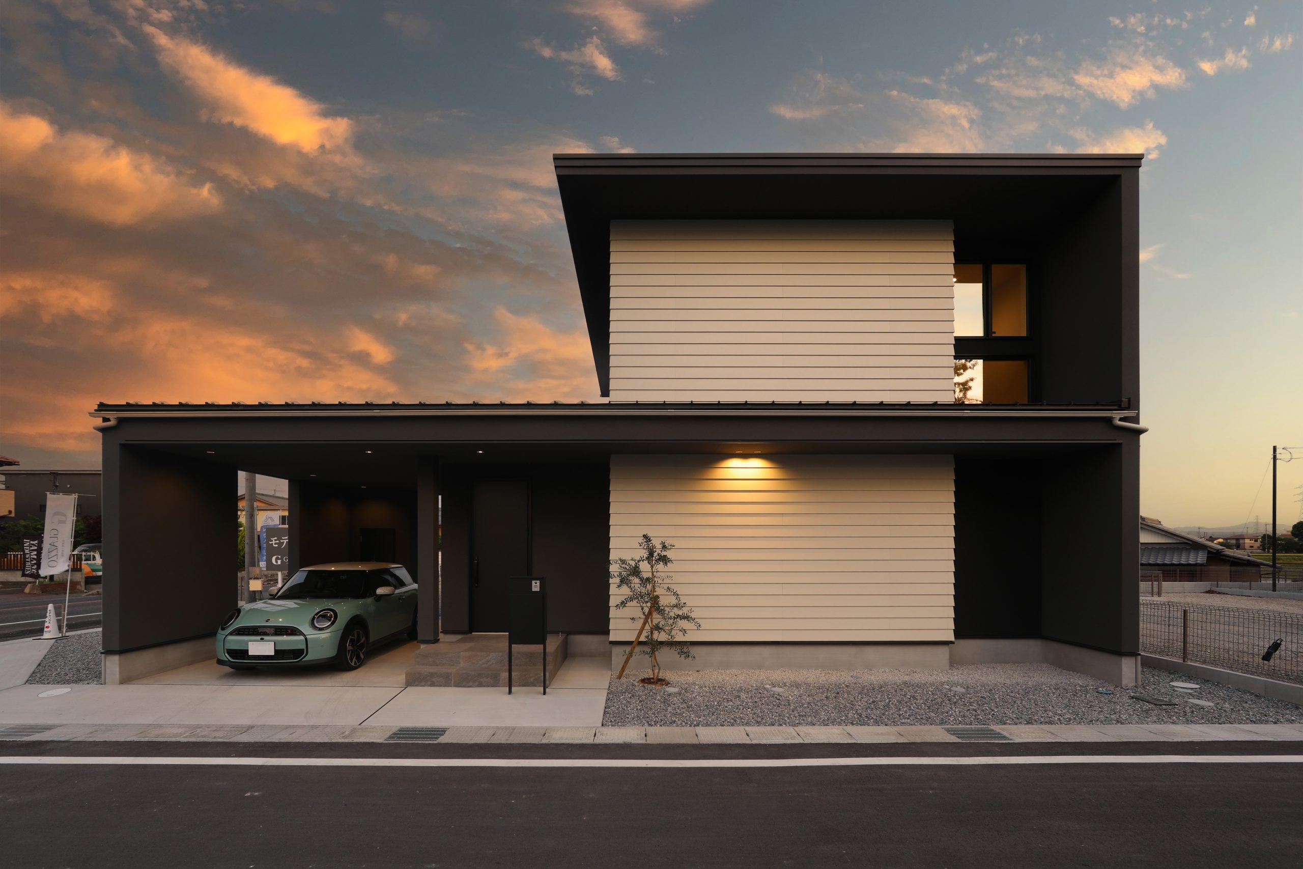 モダンなガレージ付きの家